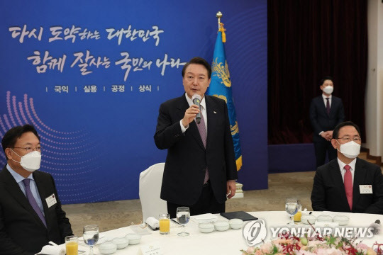 尹 `식사정치`로 與 갈등 수습… 김건희 여사는 女의원들 만나